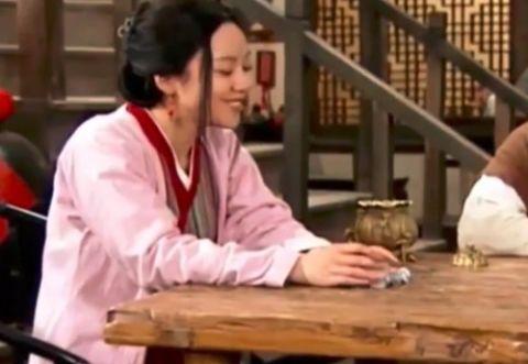 拿着一锭银子的古装女子,徐盈盈淡雅如兰,祝晓莲被人