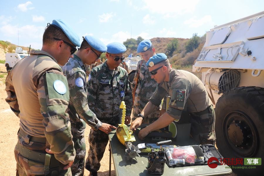 演习过程中,中法维和部队官兵进行武器装备展示交流.