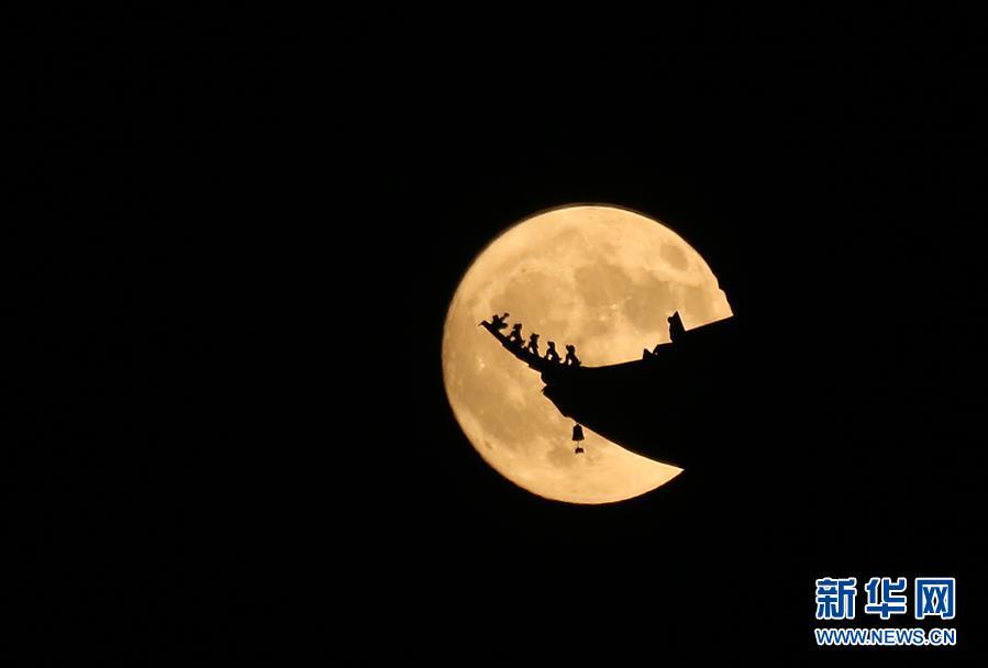 9月24日在江苏南通拍摄的圆月.当日是中秋节,人们共赏明月,庆祝佳节.