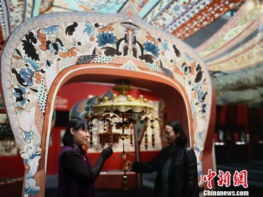 台湾设计师13次朝圣敦煌复原壁画千年华盖