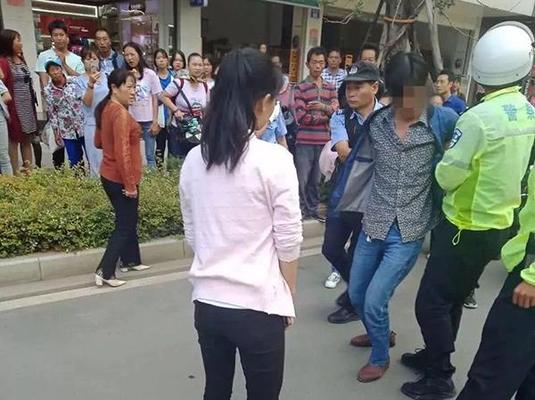 事发后,警方在现场将犯罪嫌疑人王德远当场抓获. 受访者 供图