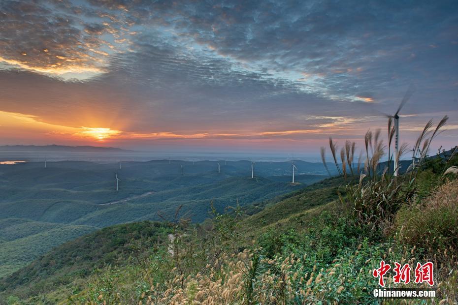 10月3日清晨,湖北荆门圣境山出现难得一见的朝霞景观,万丈霞光映照