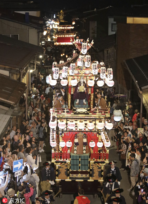 日本岐阜庆祝秋季高山祭彩车街头巡游热闹非凡