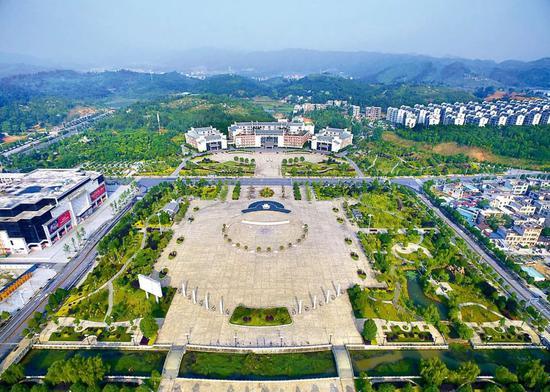 湖南省汝城县举债修建的爱莲广场,仅6棵银杏树就花了285万元,8根图腾