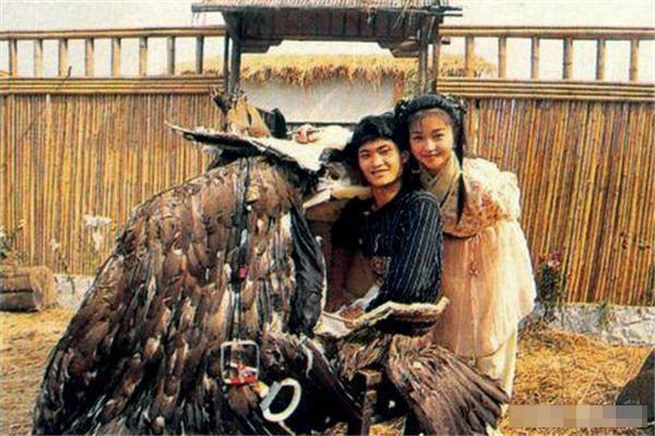 罕见的95版神雕侠侣幕后照大咖去探班杨过图五是大雕的扮演者