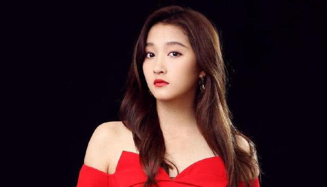 关晓彤和热巴同捂胸口，一个防走光一个是炫耀，这就是差距！