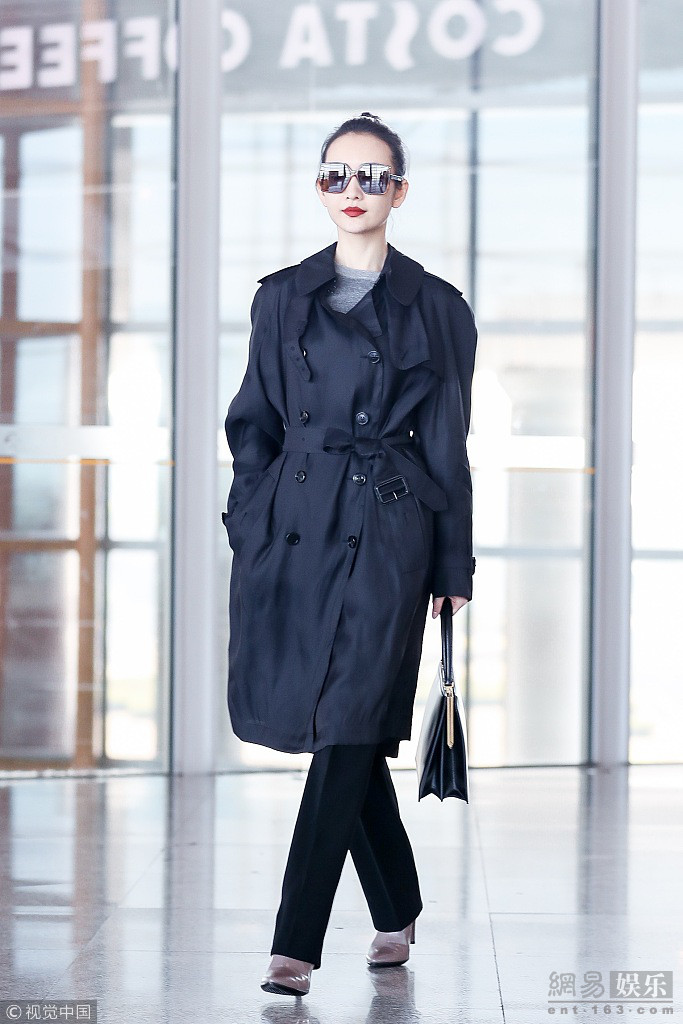 王鸥黑超遮面攻气十足 精致干练气场两米八