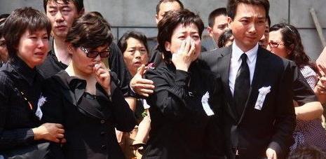 央视播音员罗京逝世9年,墓地铜像肃穆,墓碑的这个细节代表一生
