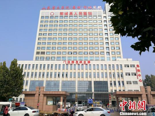 一名获救人员正在郓城县人民医院接受救治. 梁犇 摄