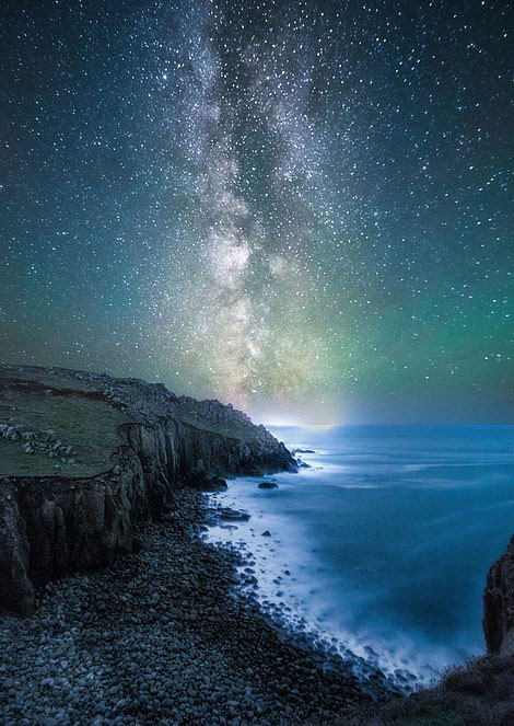 英摄影师拍银河映照海岸线时刻 画面震撼唯美