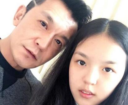 李咏生前最后一次机场照曝光身形消瘦脸色苍白网友依旧风度翩翩