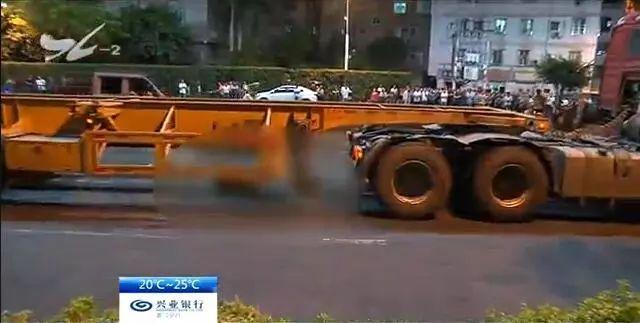 海沧阳光路与海新路交叉路口,一辆集装箱拖头车撞上一辆自行车,事故导