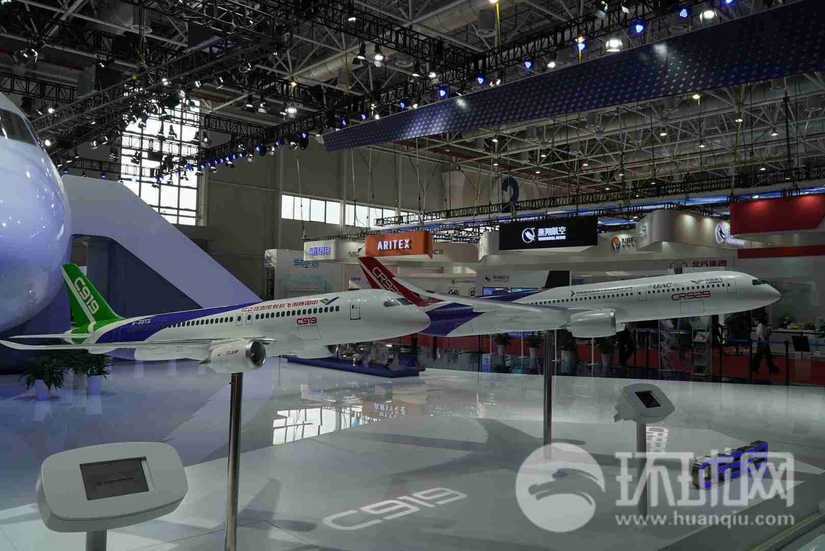中国商飞展示了中国国产大飞机c919和c929的同比例模型,可以直观感受