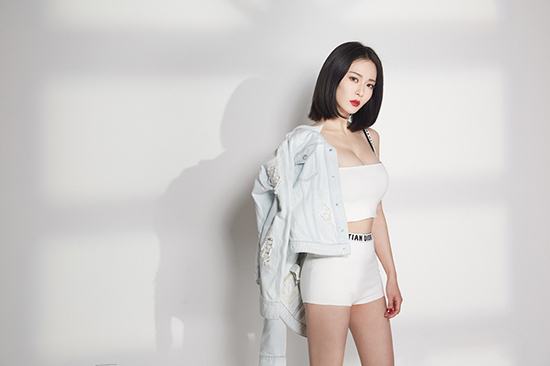 胡然曝光运动风写真肤白唇红散发迷人魅力