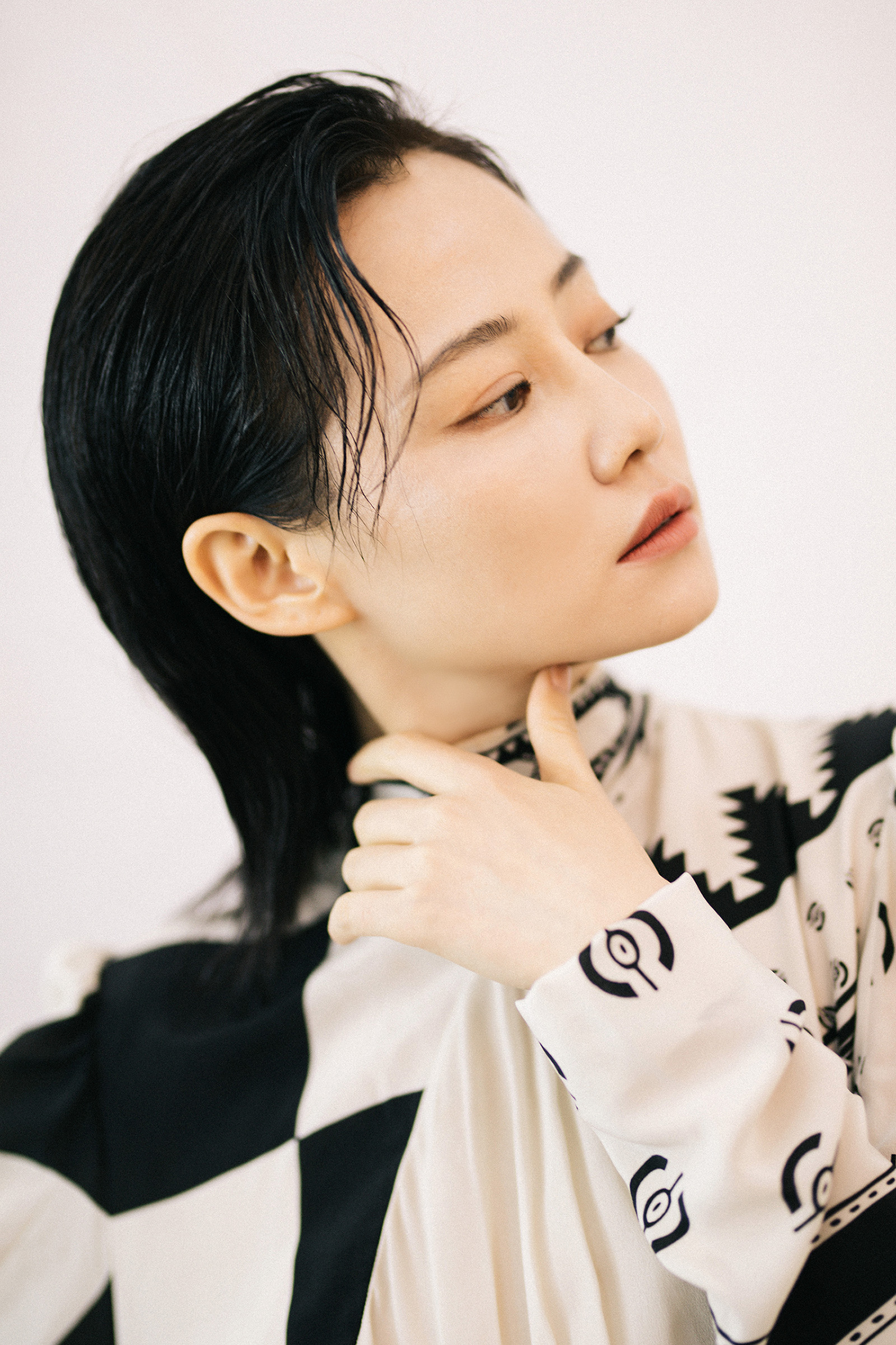 谭卓身着etro秀款几何印花长裙,彰显女性优雅魅力!