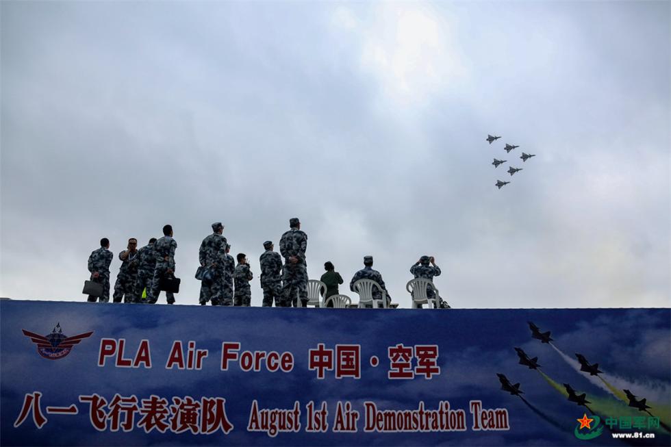 中国军网记者 冯开华 摄 维护国家主权,安全,发展利益,是空军40万