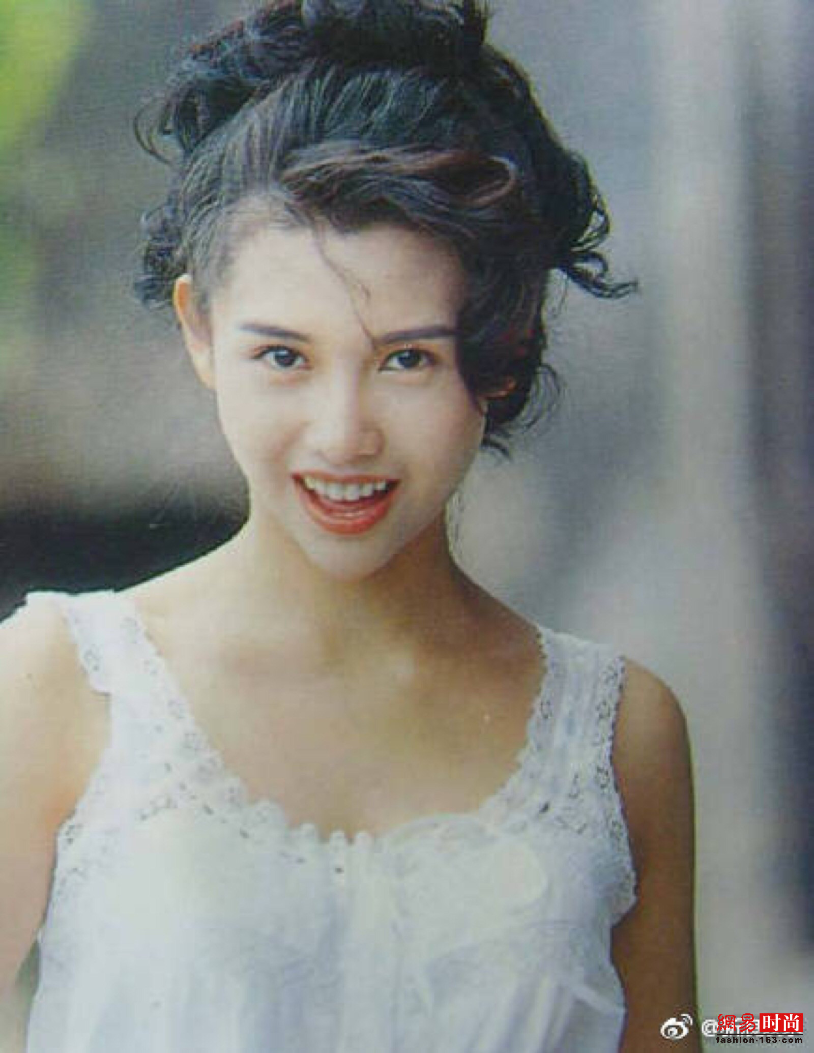 天呐50岁的邱淑贞还是那么美