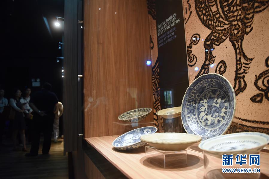11月16日在文莱首都斯里巴加湾市的海事博物馆拍摄的来自中国的青花瓷