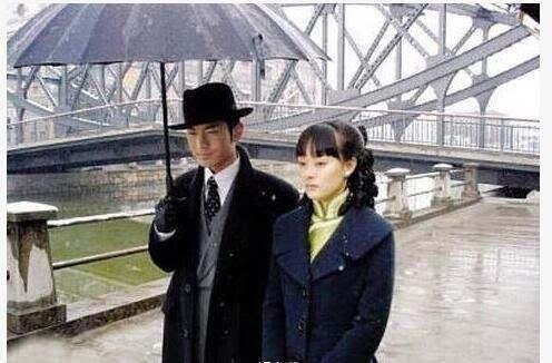 许文强给冯程程撑伞相同片段看周润发黄晓明经典与翻拍差距