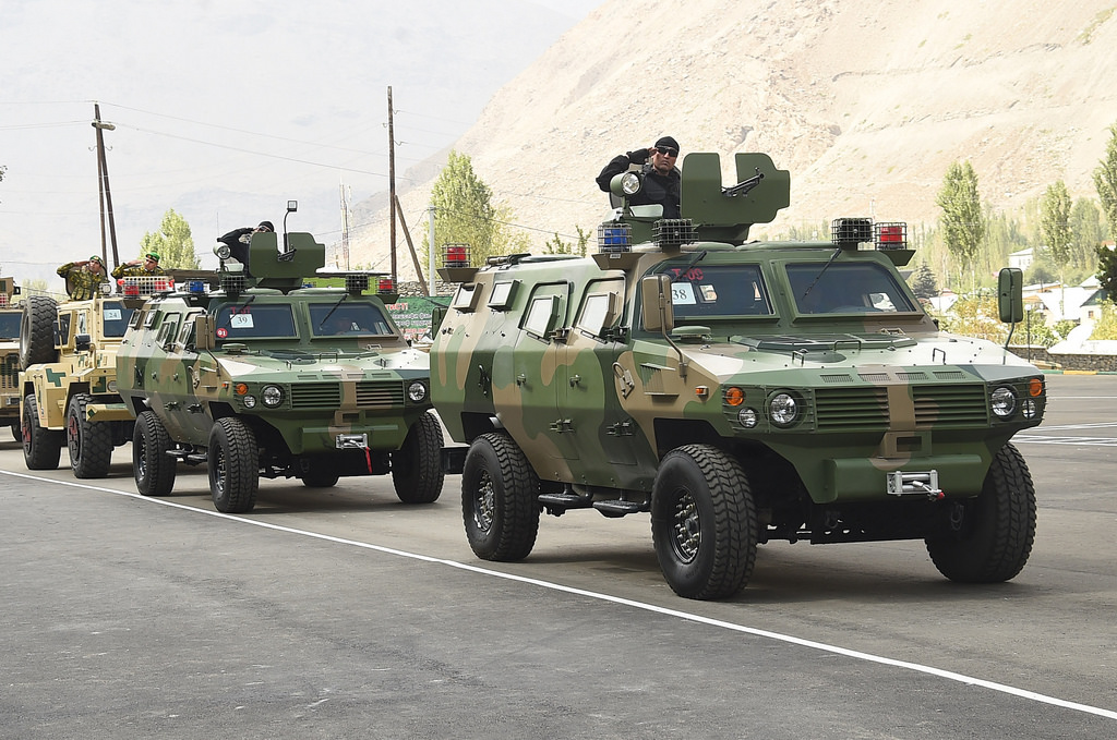 15 塔吉克斯坦边防部队装备中国产装甲车