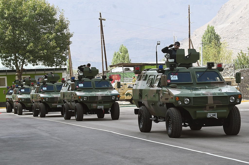 15 塔吉克斯坦边防部队装备中国产装甲车