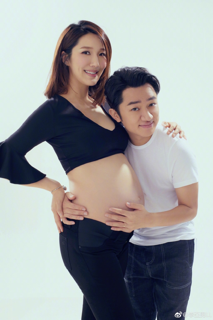 李亚男晒出一组孕期与王祖蓝合拍的写真,王祖蓝从背后抱住老婆轻抚孕