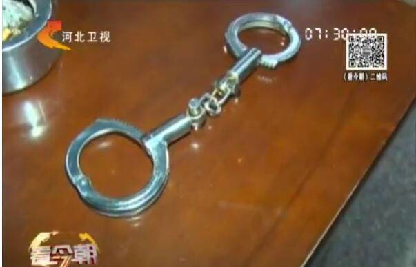 大妈彪悍捡到手铐当手镯戴民警以为逃犯来投案自首