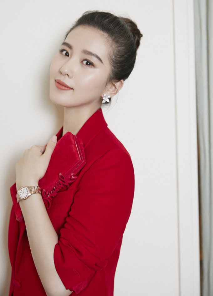 刘诗诗怀孕3个月曾亮相 穿红裙子小腹微隆