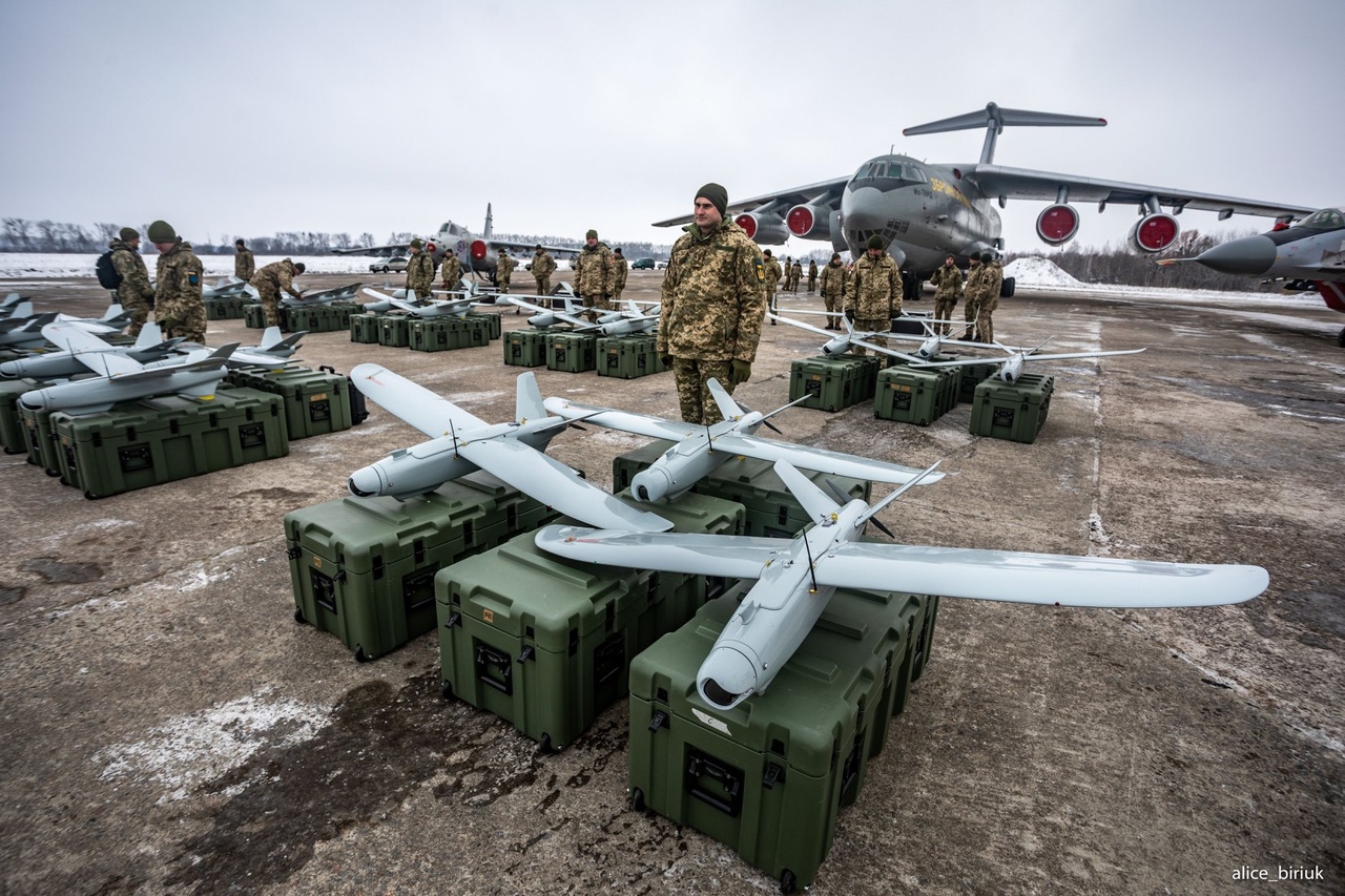 乌克兰接受大批军事装备 总统现场为乌军打气