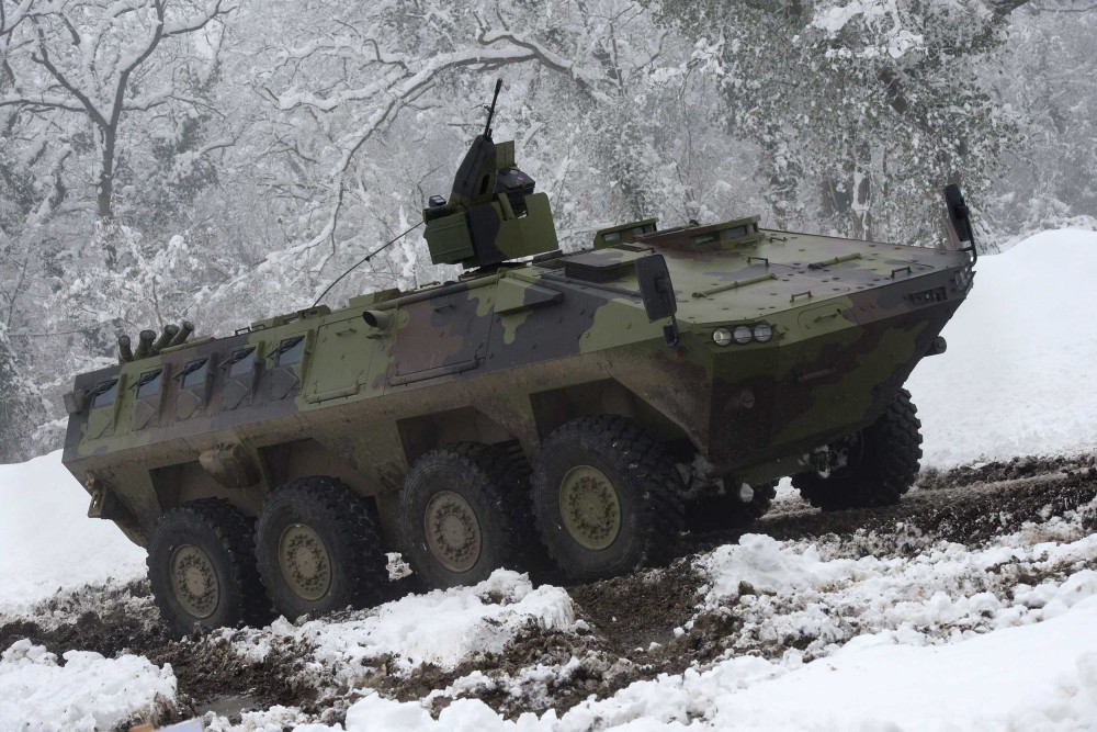 6 塞尔维亚接收3辆装甲车让防长总参谋长齐出动