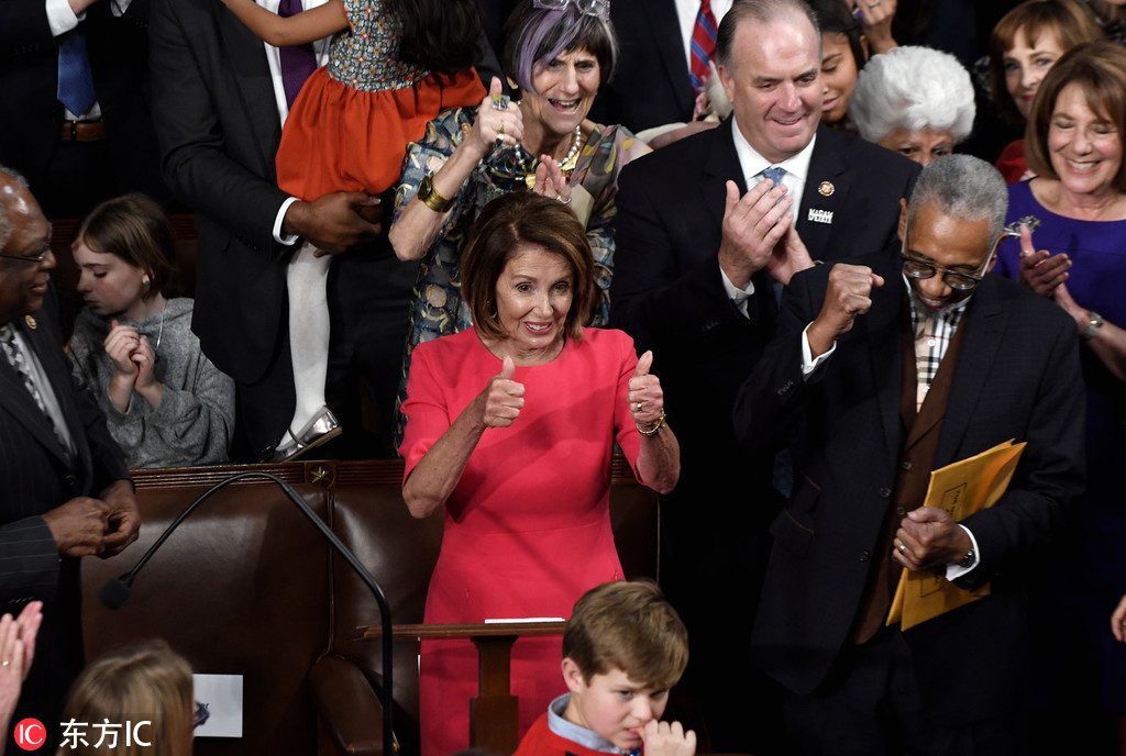 7 美国新一届国会宣誓就职 最年轻女议员玩自拍吸睛