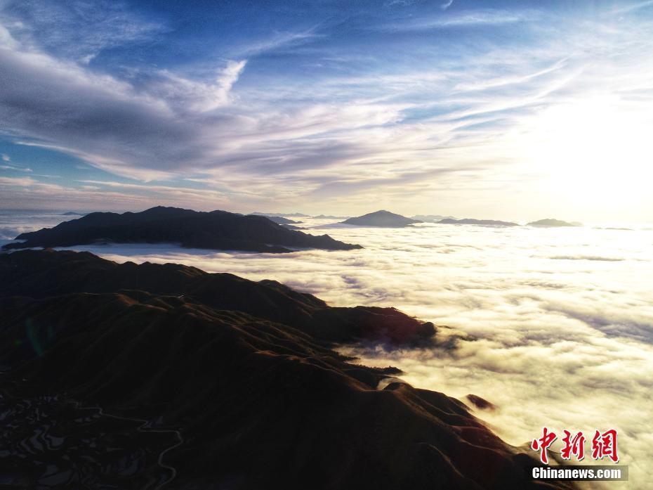 广西摩天岭现云海景观 道路似"天路"