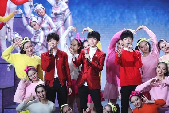 TFBOYS我和2035有个约,TFBOYS我们的时光 tfboys又一次登上了央视舞台,向全国的观众表演了歌曲《我和2035有个