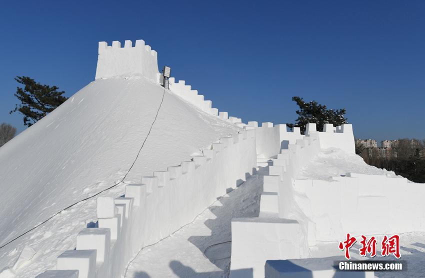 雪雕版的长城,十分宏伟.张瑶 摄