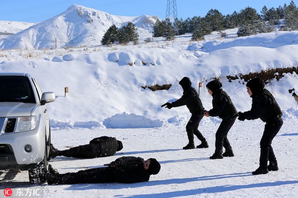 阿富汗女警学员在土耳其参加特训 雪里持枪射击英姿飒爽