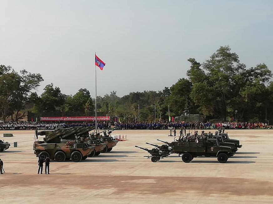 8 老挝建军节阅兵彩排:放眼望去一整排中国火箭炮