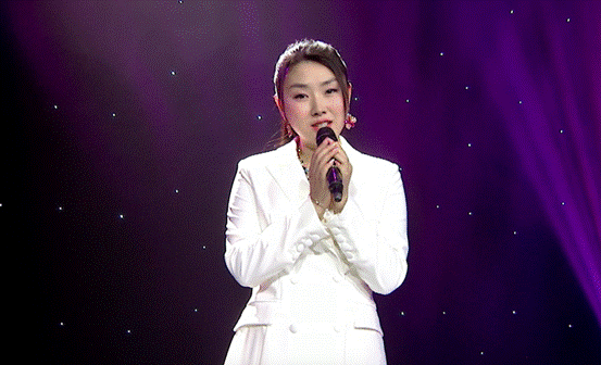 美女歌手肖洋往日演出舞台照曝光 白色西装颇显干练
