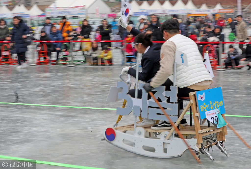 韩国华川鳟鱼节火热举行 民众自制爆笑溜冰车