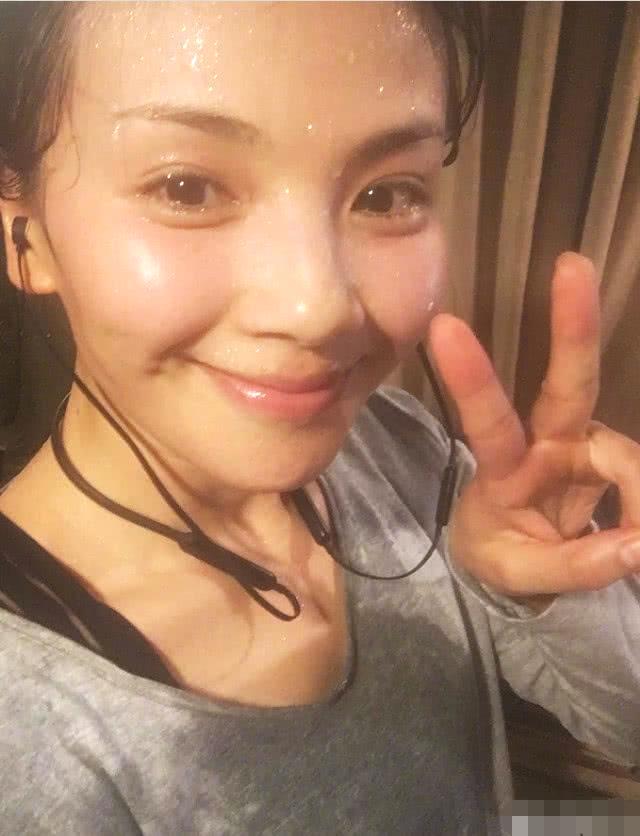 刘涛健身后大汗淋漓出镜,当看到她素颜的样子,网友简直炸了!