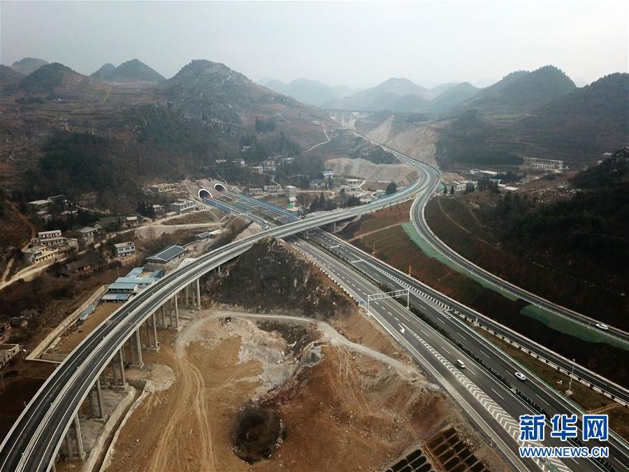 六(盘水)威(宁)高速公路起于贵州省六盘水市,止于贵州省威宁彝族