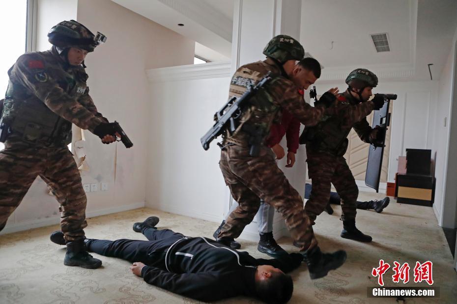 武警上海总队执勤第二支队举行反劫持演练