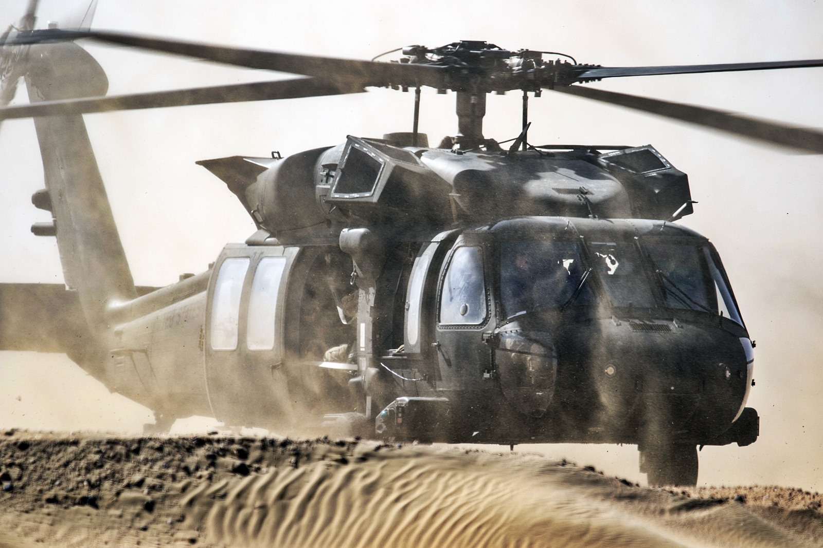 11 美军在科威特进行直升机空中狙击训练
