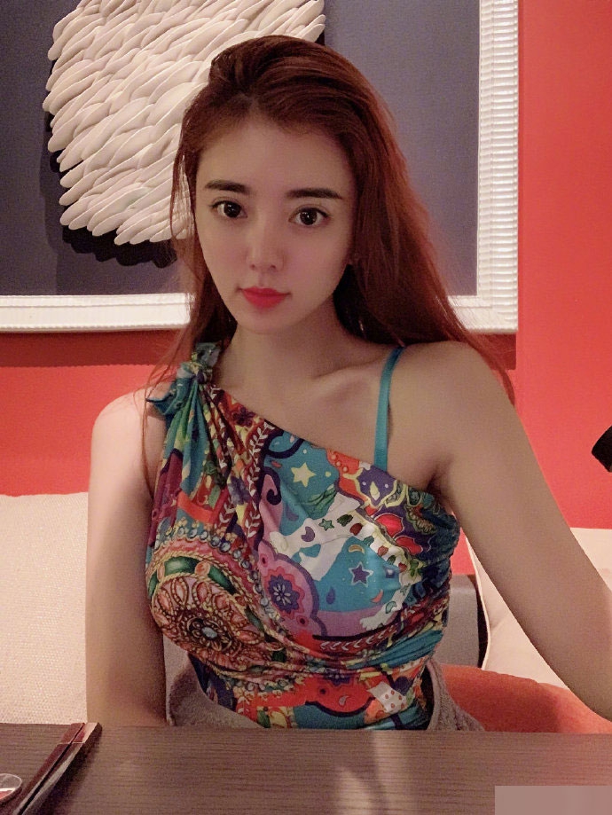 唯美歌姬阿兰晒泳装美照 皮肤白皙好身材一览无余