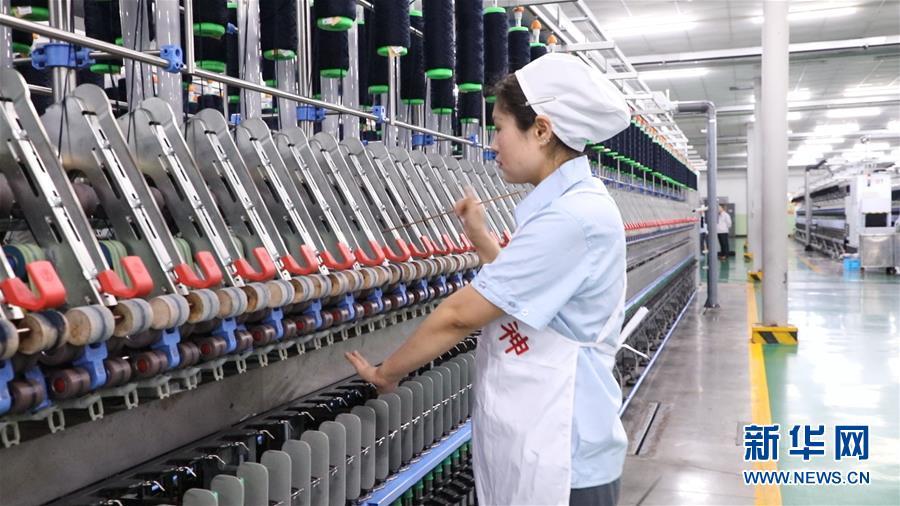 2月18日,在兰州三毛实业股份有限公司纺纱厂,范冬云在清洁细纱机上