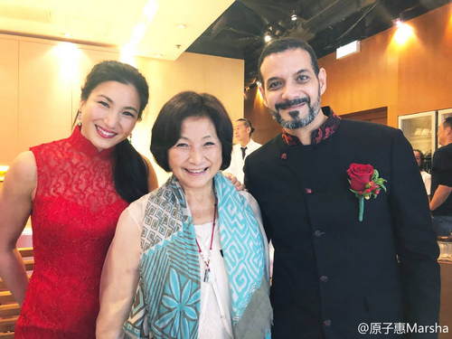 郑佩佩女儿晒浪漫结婚照与老公花丛下热吻