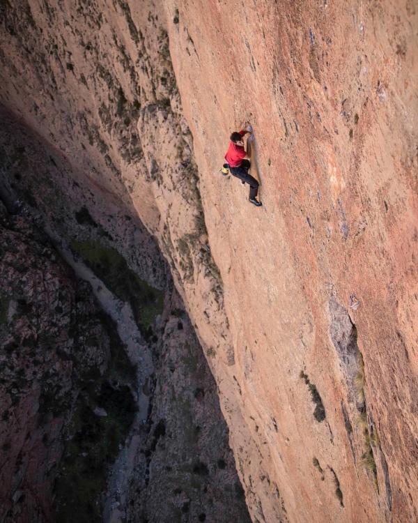 奥斯卡最佳纪录长片《徒手攀岩》:爬上悬崖,骗过死神