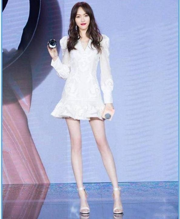 当张雪迎与唐嫣同穿小短裙,网友:终于知道女明星为啥