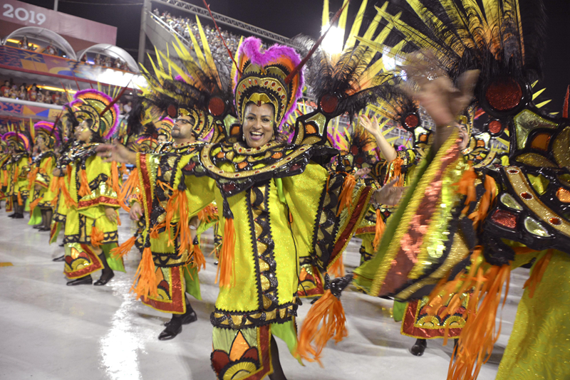 巴西狂欢节持续举行 欢乐激情燃爆桑巴大道