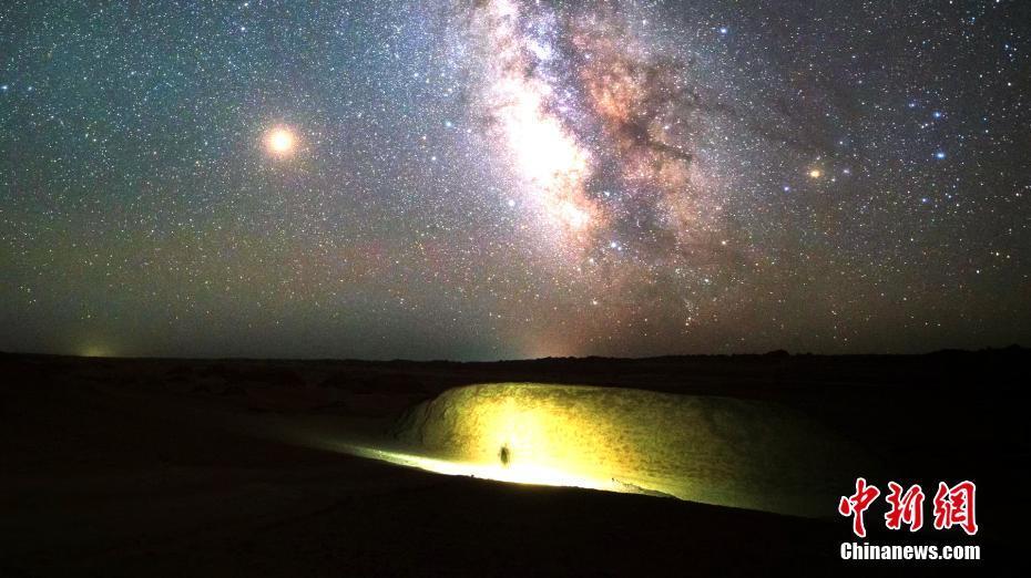 青海冷湖火星营地上演璀璨星辰大片