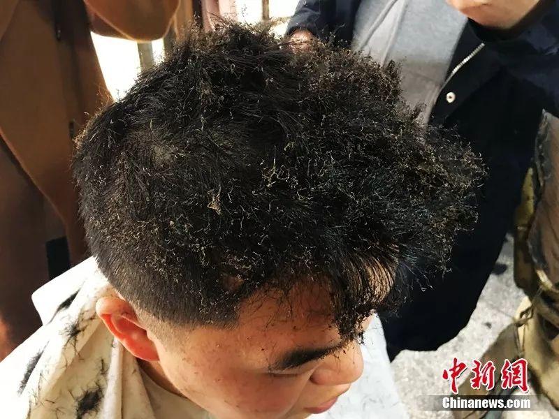 找90岁爷爷烙铁烫个头我成了整条街最靓的仔